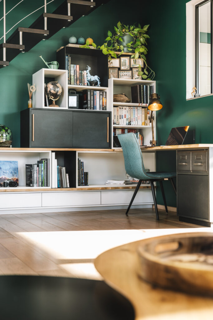 bibliothèque sur mesure sous escalier 