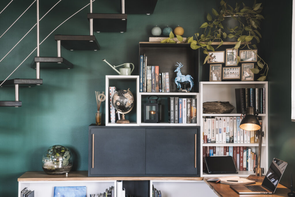 meuble bibliothèque sur mesure sous escalier 