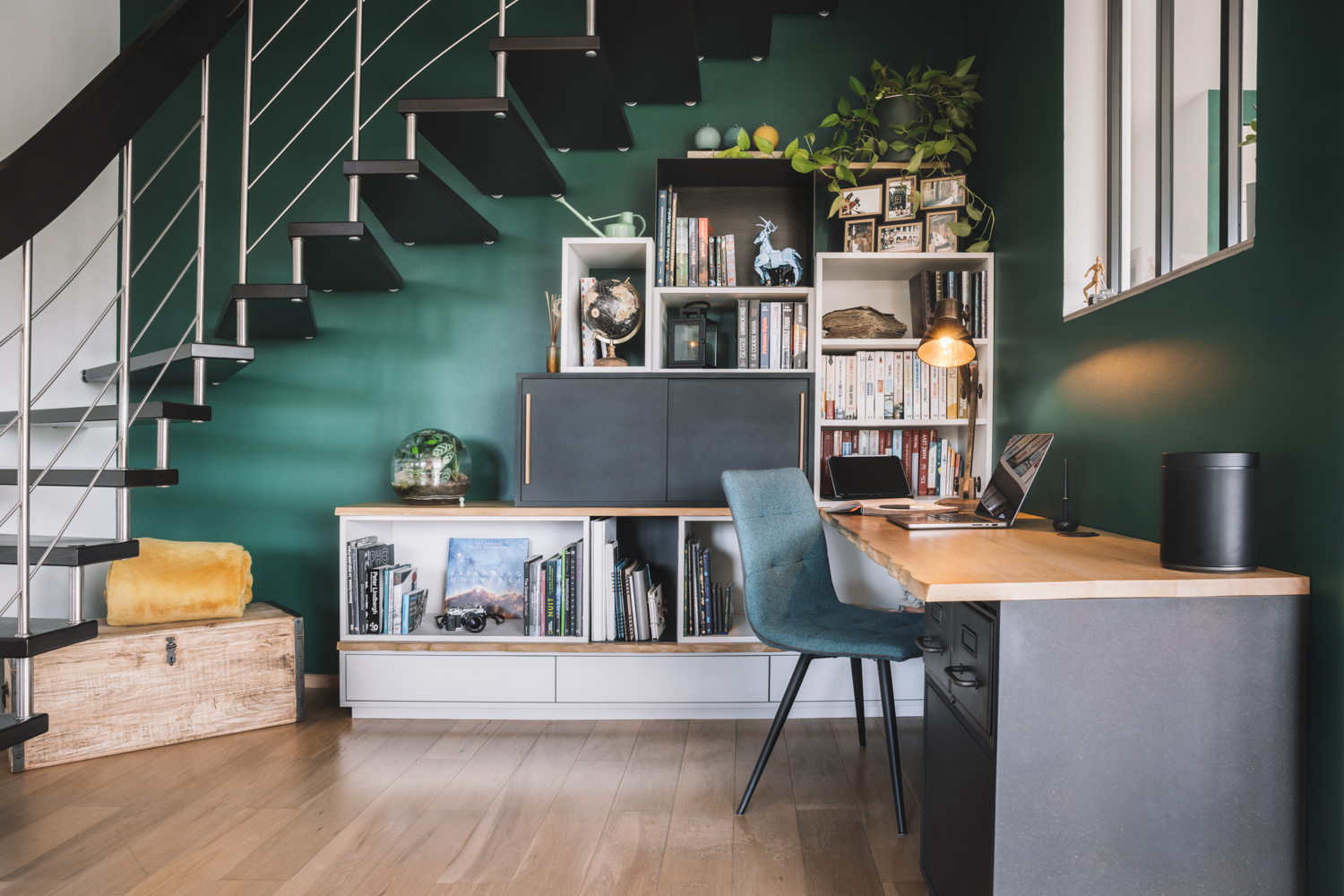 Meuble bibliothèque sur-mesure sous escalier avec bureau intégré