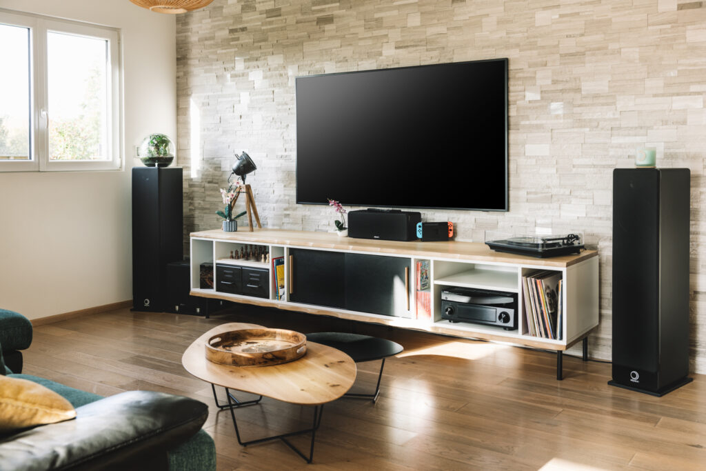 meuble tv sur mesure avec rangement pour vinyles et casiers vintage 